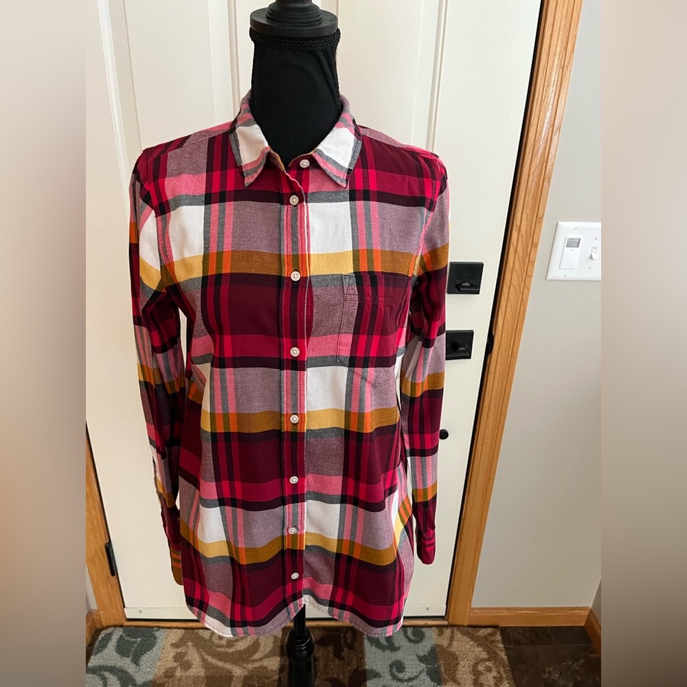 Women’s J. Crew classic fit flannel boy shirt long sleeve in pacey plaid. Size 6